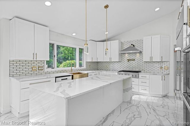 3332 Barlyn Lane, Bloomfield Hills, MI 48302