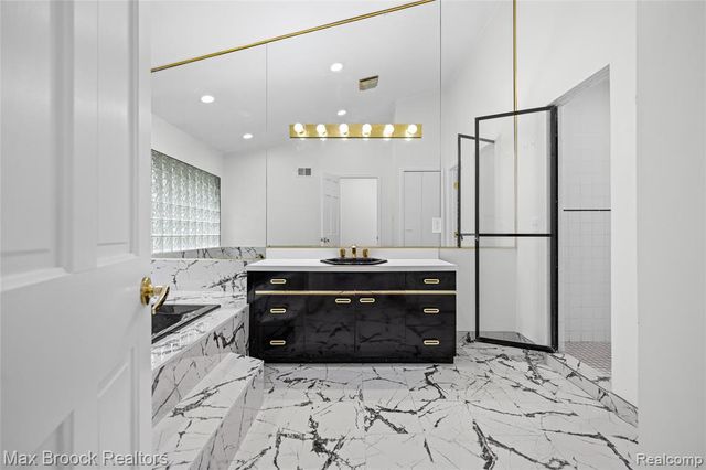 3332 Barlyn Lane, Bloomfield Hills, MI 48302