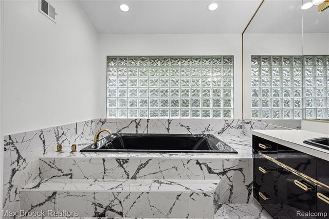 3332 Barlyn Lane, Bloomfield Hills, MI 48302