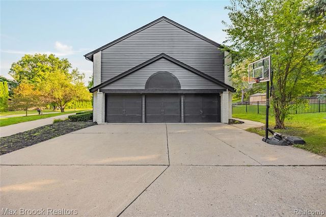 3332 Barlyn Lane, Bloomfield Hills, MI 48302