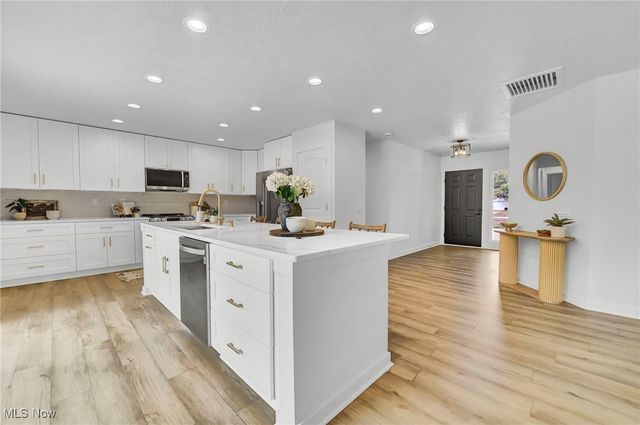 21359 Briar Bush Ln Lane, Strongsville, OH 44149