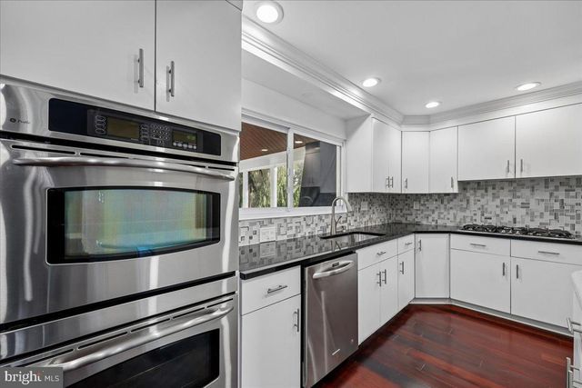 6 CRESTVIEW CT, Potomac, MD 20854