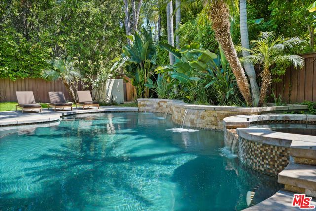 13164 Magnolia Boulevard, Sherman Oaks, CA 91423