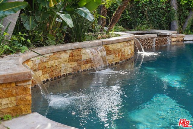 13164 Magnolia Boulevard, Sherman Oaks, CA 91423