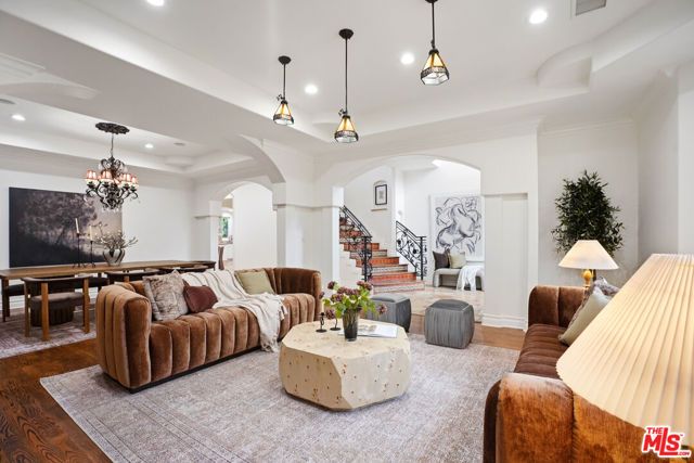 13164 Magnolia Boulevard, Sherman Oaks, CA 91423