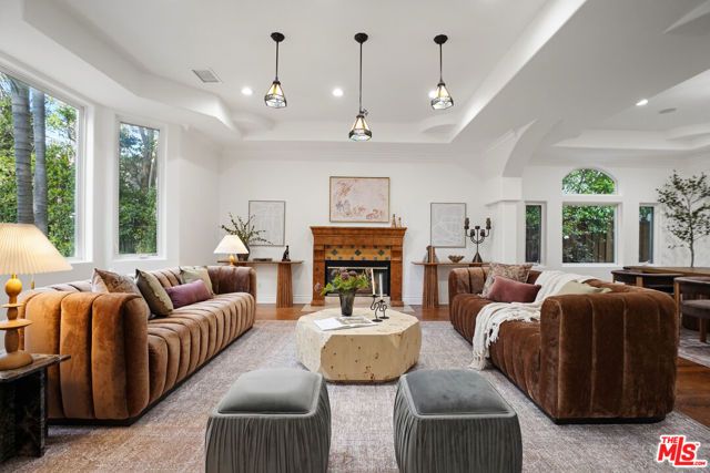 13164 Magnolia Boulevard, Sherman Oaks, CA 91423