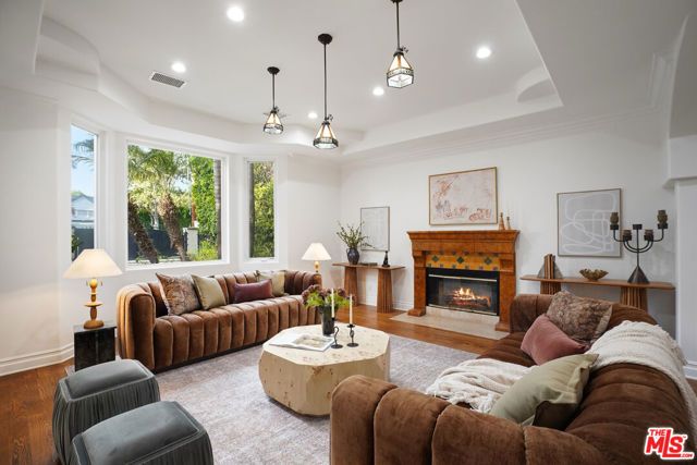 13164 Magnolia Boulevard, Sherman Oaks, CA 91423