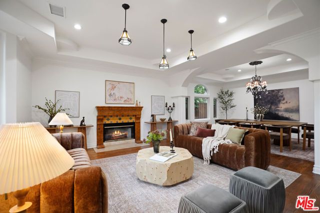 13164 Magnolia Boulevard, Sherman Oaks, CA 91423