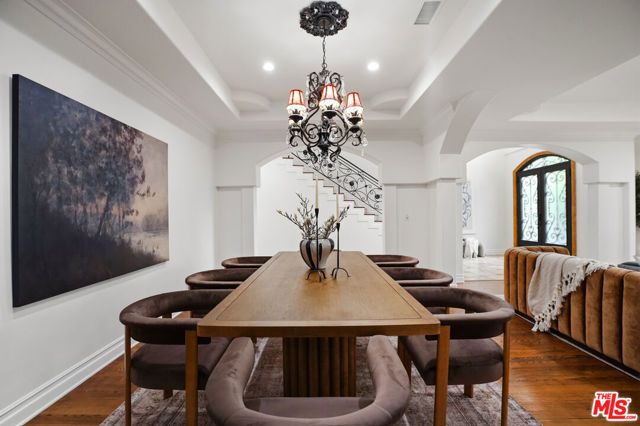 13164 Magnolia Boulevard, Sherman Oaks, CA 91423