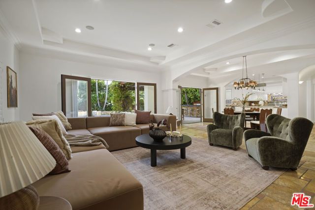 13164 Magnolia Boulevard, Sherman Oaks, CA 91423