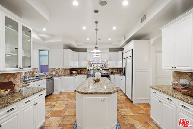 13164 Magnolia Boulevard, Sherman Oaks, CA 91423