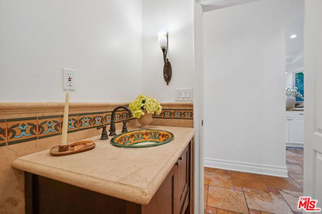 13164 Magnolia Boulevard, Sherman Oaks, CA 91423