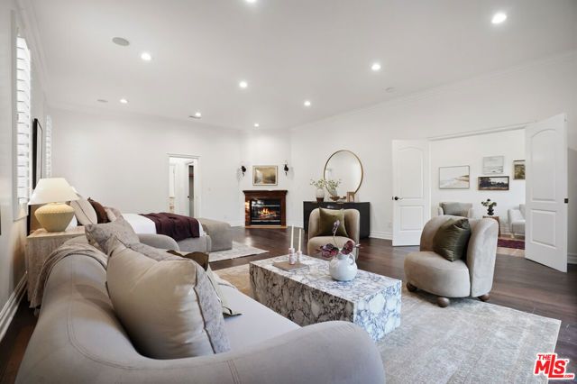 13164 Magnolia Boulevard, Sherman Oaks, CA 91423