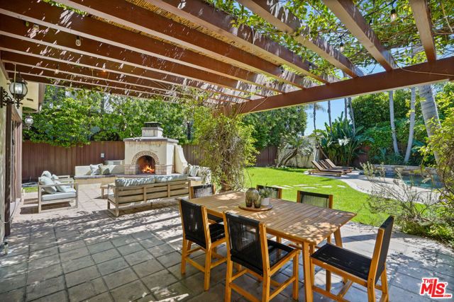 13164 Magnolia Boulevard, Sherman Oaks, CA 91423