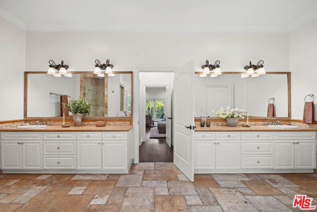 13164 Magnolia Boulevard, Sherman Oaks, CA 91423