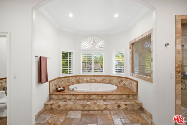 13164 Magnolia Boulevard, Sherman Oaks, CA 91423