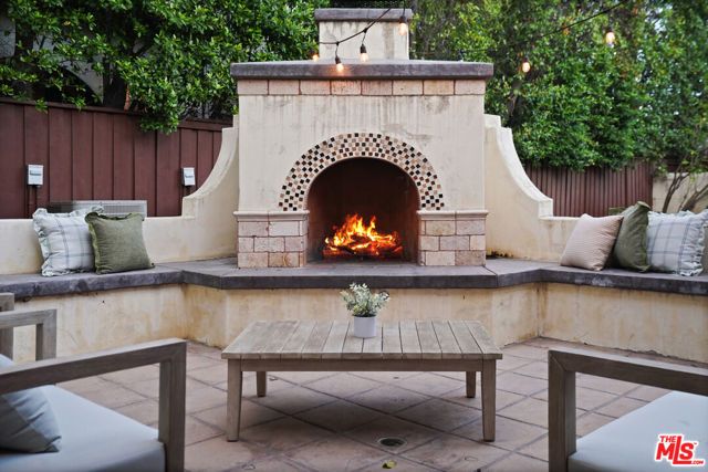 13164 Magnolia Boulevard, Sherman Oaks, CA 91423