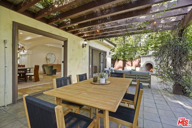 13164 Magnolia Boulevard, Sherman Oaks, CA 91423