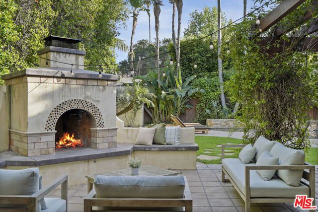 13164 Magnolia Boulevard, Sherman Oaks, CA 91423