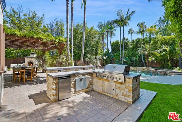 13164 Magnolia Boulevard, Sherman Oaks, CA 91423