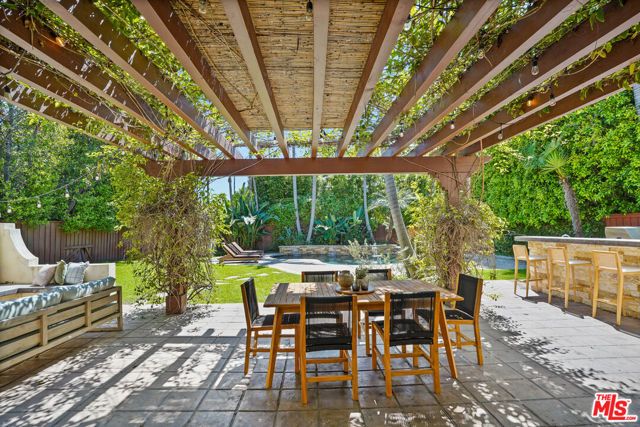 13164 Magnolia Boulevard, Sherman Oaks, CA 91423