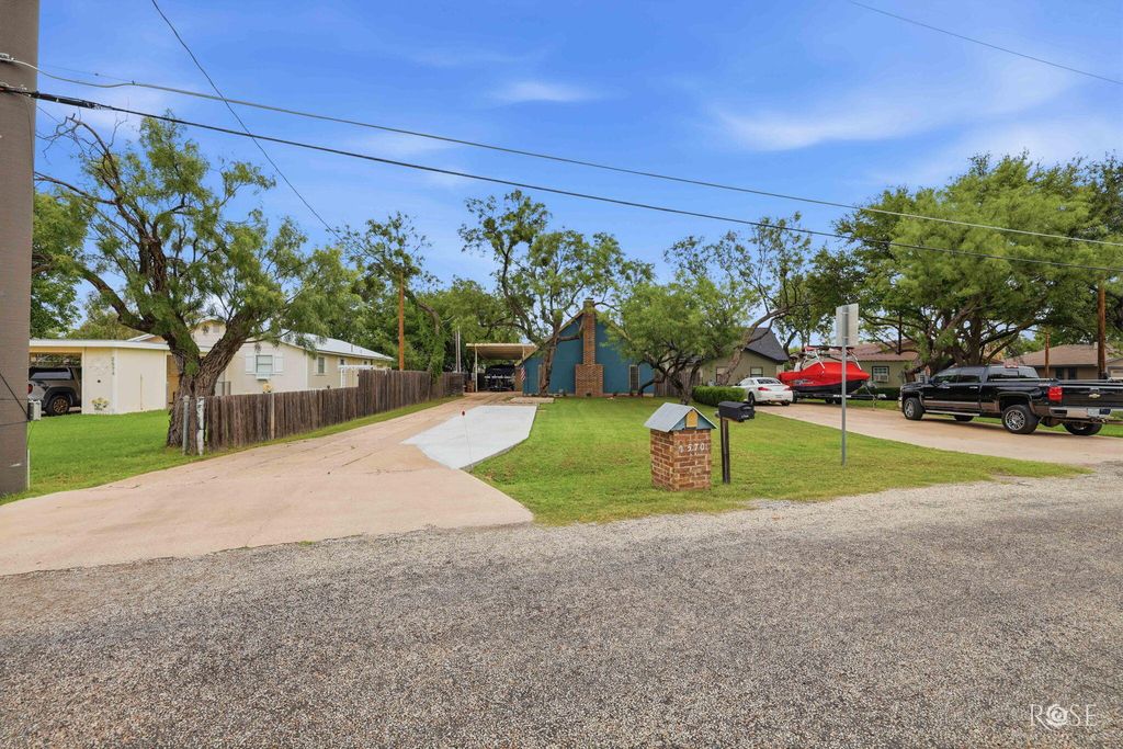 Image 3 of property listing at 2570 Sleepy Hollow Road, San Angelo, TX 76904