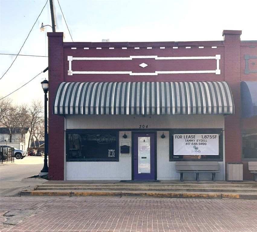 304 E Criner 1 Street, Grandview, TX 76050 — exterior