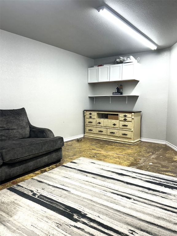 304 E Criner 1 Street, Grandview, TX 76050 — photo 4