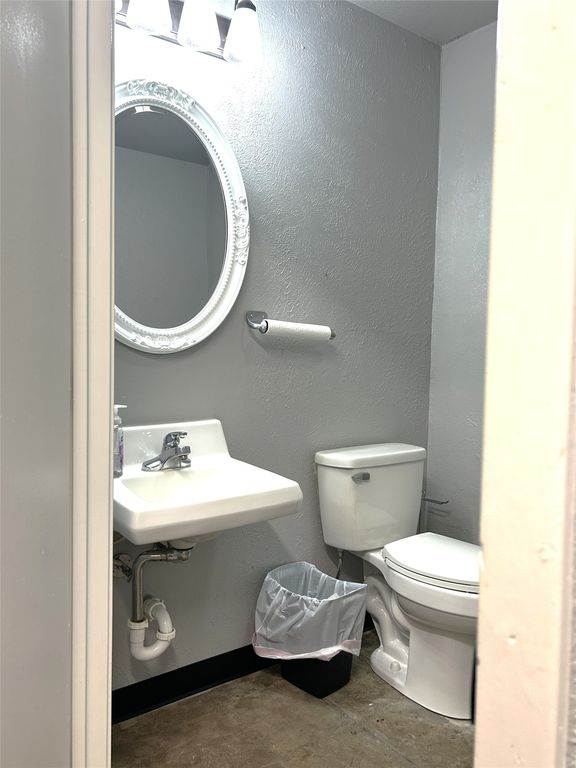 304 E Criner 1 Street, Grandview, TX 76050 — photo 5