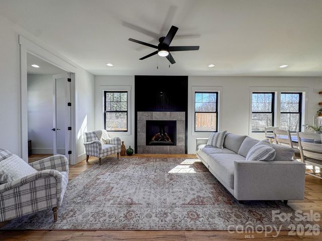 4 S Martha Kate Drive, Hendersonville, NC 28792