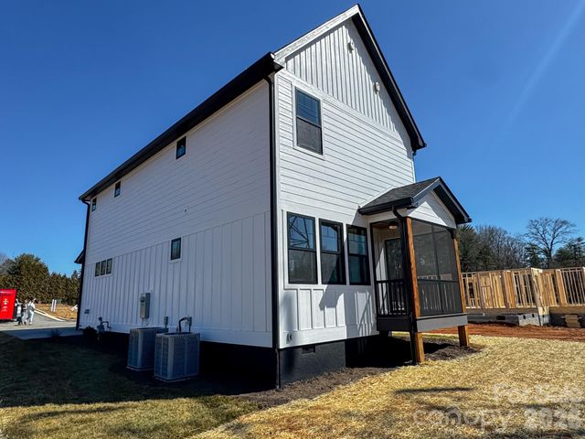 4 S Martha Kate Drive, Hendersonville, NC 28792