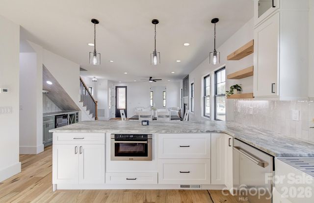 4 S Martha Kate Drive, Hendersonville, NC 28792