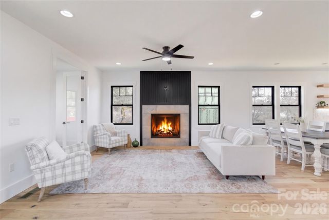 4 S Martha Kate Drive, Hendersonville, NC 28792