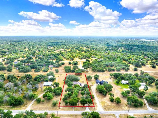 902 Eagle Creek Dr., Floresville, TX 78114
