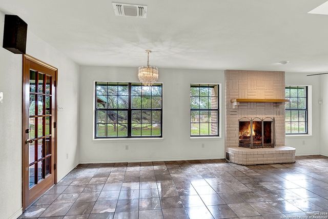 902 Eagle Creek Dr., Floresville, TX 78114