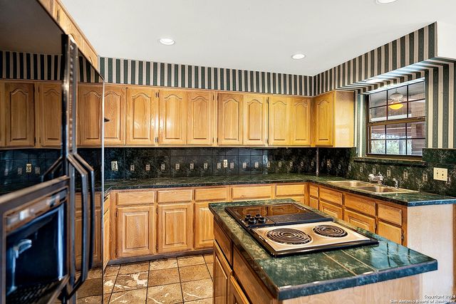 902 Eagle Creek Dr., Floresville, TX 78114