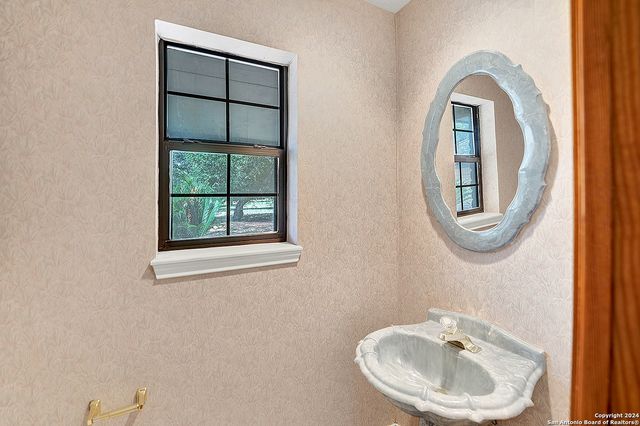 902 Eagle Creek Dr., Floresville, TX 78114