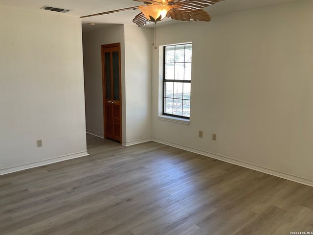 902 Eagle Creek Dr., Floresville, TX 78114