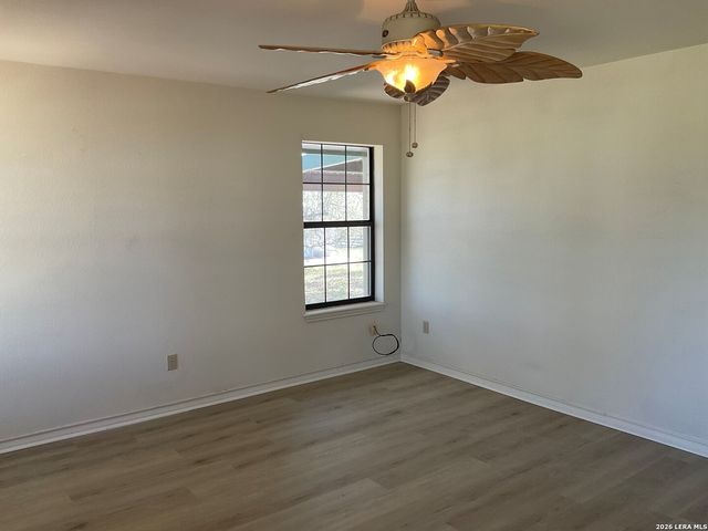 902 Eagle Creek Dr., Floresville, TX 78114