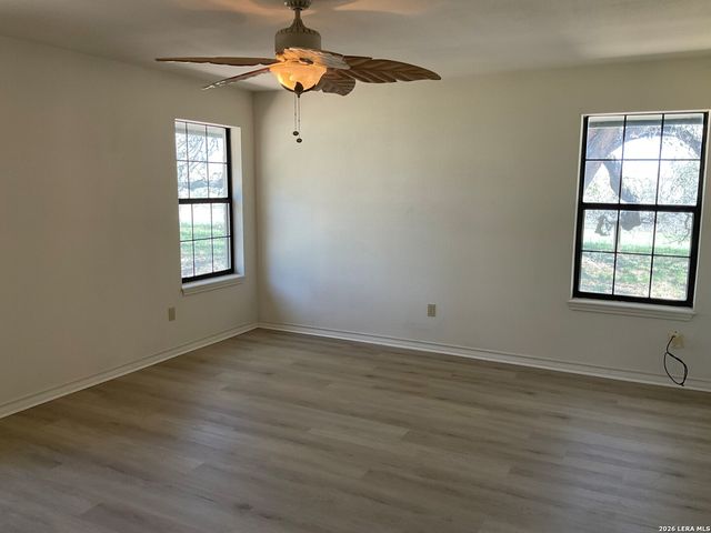 902 Eagle Creek Dr., Floresville, TX 78114