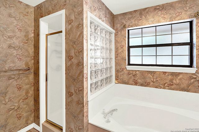 902 Eagle Creek Dr., Floresville, TX 78114