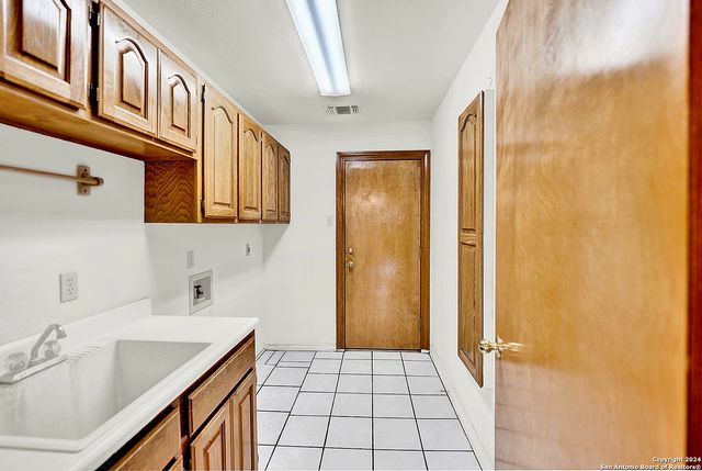 902 Eagle Creek Dr., Floresville, TX 78114