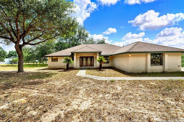 902 Eagle Creek Dr., Floresville, TX 78114