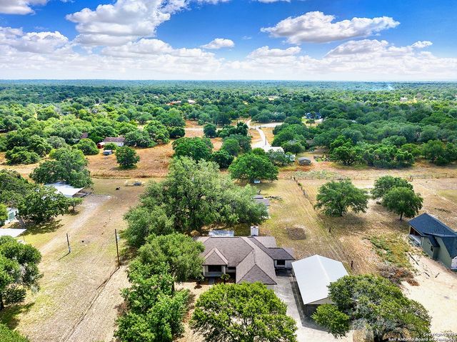 902 Eagle Creek Dr., Floresville, TX 78114