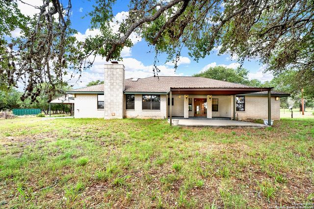 902 Eagle Creek Dr., Floresville, TX 78114