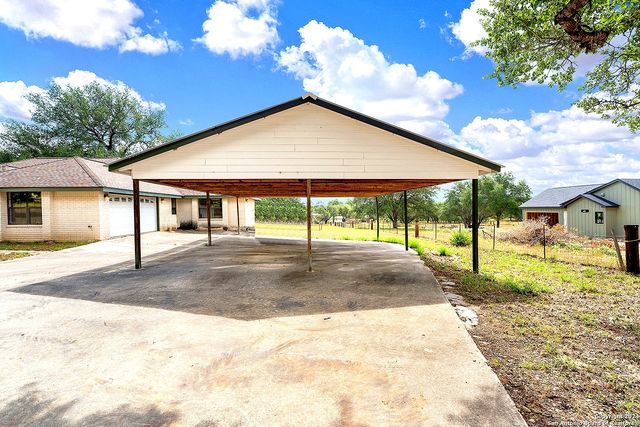 902 Eagle Creek Dr., Floresville, TX 78114