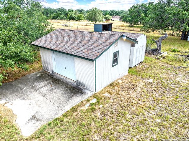 902 Eagle Creek Dr., Floresville, TX 78114