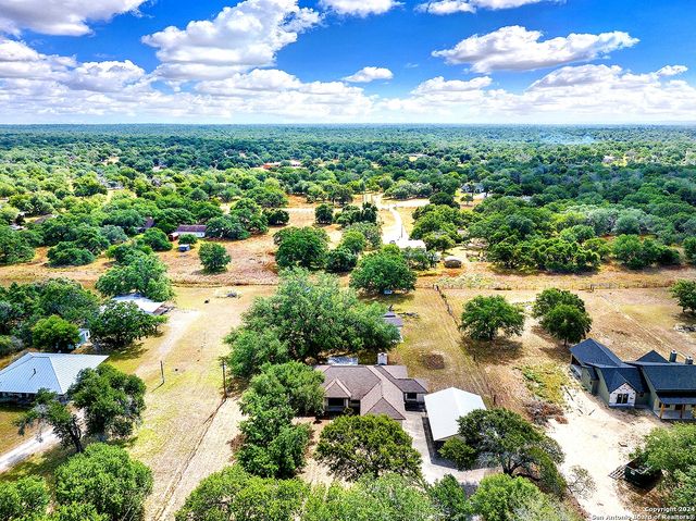 902 Eagle Creek Dr., Floresville, TX 78114