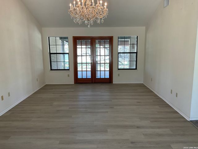 902 Eagle Creek Dr., Floresville, TX 78114