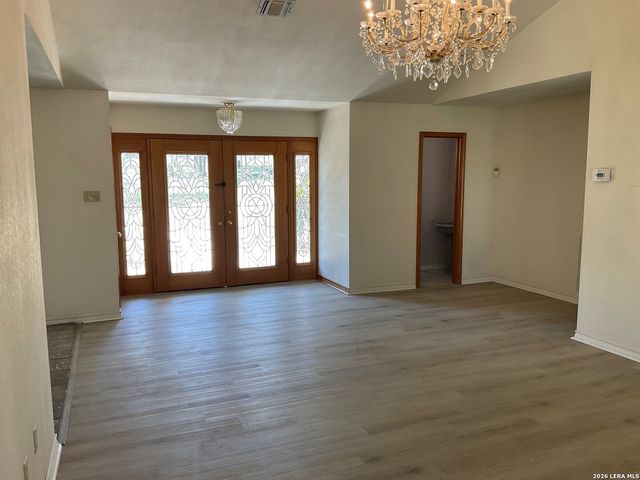 902 Eagle Creek Dr., Floresville, TX 78114